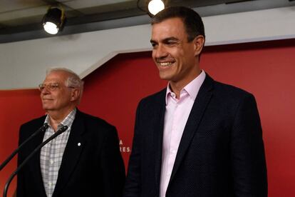 Pedro Sánchez con Josep Borrell en la noche electoral del 26-M.