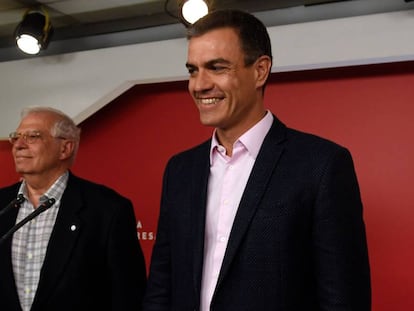 Pedro Sánchez con Josep Borrell en la noche electoral del 26-M.