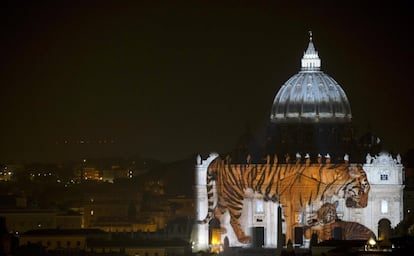 Cielos con lluvias de estrellas fugaces se alternaron con palomas blancas que batían sus alas iluminadas con halos de luces blancas, y también con imágenes de océanos y selvas, siempre acompañados de sonidos de la naturaleza.