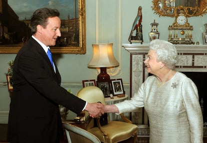 La reina Isabel II recibe al líder conservador David Cameron en el palacio de Buckingham, en su primera audiencia como primer ministro tras las elecciones de 2010. Cameron gobernó hasta julio de 2016.