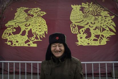 Un chino muestra su alegría durante las celebraciones del Año Nuevo Lunar Chino en Pekín, el 29 de enero de 2017.