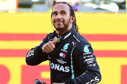 Lewis Hamilton - El piloto británico, heptacampeón del mundo de Fórmula 1, corrobora que hacerse vegano fue una de las mejores decisiones de su vida, recomendando con entusiasmo a sus millones de seguidores en redes sociales que opten por una alimentación basada en plantas. “Al final quieres sentirte bien y tener energía, no esas grandes oscilaciones de altos y bajos. El veganismo ha eliminado eso. Una de esas cosas era mi patrón del sueño y que no me sentía bien del estómago. Tu intestino es tu segundo cerebro. Hay multitud de cosas y siempre busco subir el nivel”, evoca.