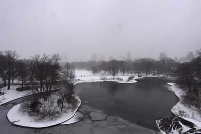 Estanque congelado en Central Park, el 14 de marzo de 2017.