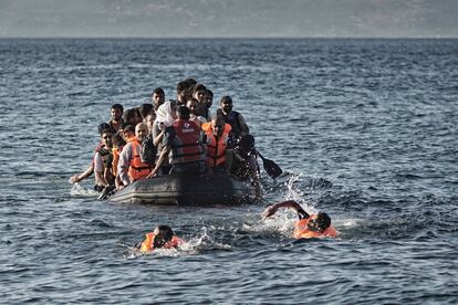 El motor de un bote se ha averiado cuando quedan pocos metros para alcanzar la costa norte de Lesbos. Así que algunos de los refugiados se lanzan al agua para alcanzar la playa a nado. Según Acnur, el 86% de los refugiados que han llegado a estas playas provienen de Siria, Iraq y Afganistán. 