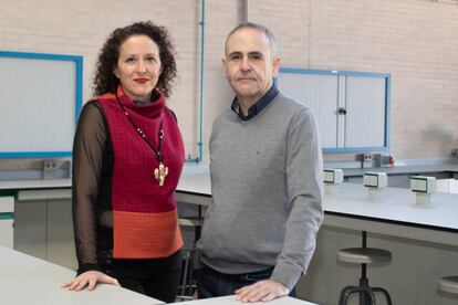 La ginecóloga María Isabel Acién y el jefe del departamento de Ingeniería Mecánica y Energía de la UMH, Miguel Sánchez, autores del proyecto.
  