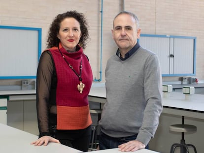 La ginecóloga María Isabel Acién y el jefe del departamento de Ingeniería Mecánica y Energía de la UMH, Miguel Sánchez, autores del proyecto.
  