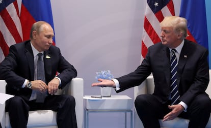 El presidente de EE UU, Donald Trump, se reúne con el presidente ruso, Vladímir Putin, durante un encuentro bilateral de la cumbre del G-20 en Hamburgo (Alemania), el 7 de julio de 2017.