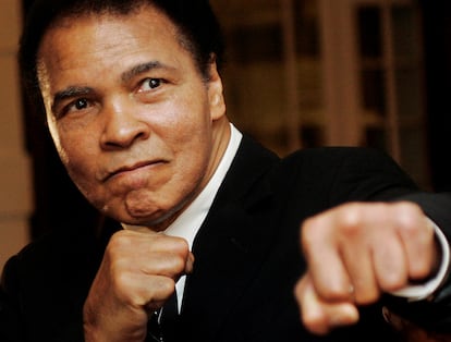 Muhammad Ali posa durante un acto en Davos (Suiza), el 28 de enero de 2006.