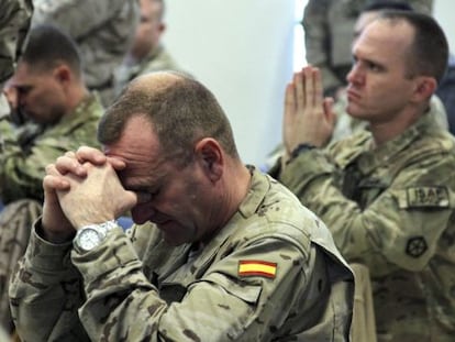 Soldados españoles rezan durante una misa celebrada en el día Navidad en la base de la OTAN en Kabul.