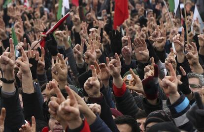 Defensores de un grupo pro-islámico organizan una protesta contra la guerra en Alepo en el cruce fronterizo de Bab al-Hawa con Siria, cerca de la ciudad de Hatay (Turquía) el sábado 17 de diciembre de 2016.