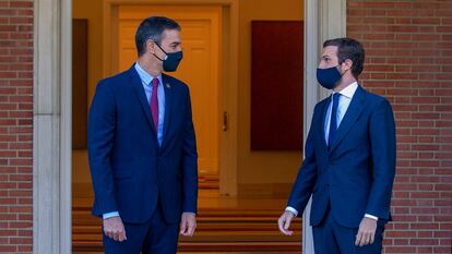 Pedro Sánchez y Pablo Casado, esta semana, antes de reunirse en La Moncloa.