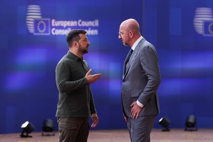 El presidente de Ucrania, Volodímir Zelenski, y el presidente del Consejo Europeo, Charles Michel, este jueves en Bruselas. 