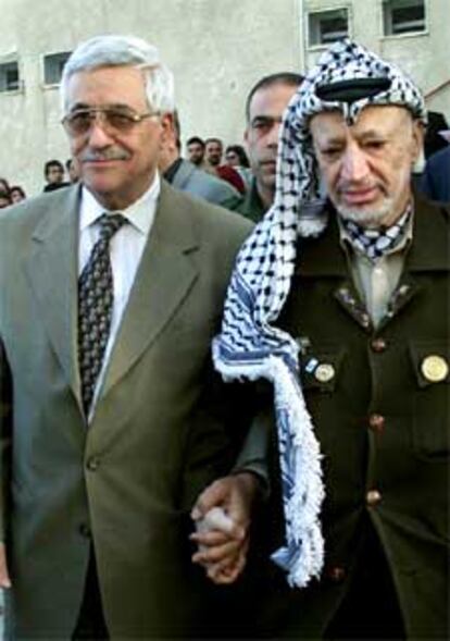 Abu Mazen (izqda) y Arafat salen de la Mosaka cogidos de la mano tras alcanzar un acuerdo.