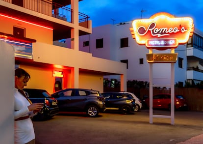 Neón del Romeo’s Ibiza, en la bahía de San Antonio. Un homenaje a la Ruta 66.