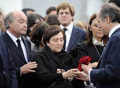 La viuda de Leopoldo Calvo-Sotelo recibe una rosa de su hijo Leopoldo.