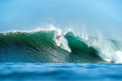 La brasileña Tatiana Weton-Webb surfea una ola durante la segunda ronda de la competición Beachwaver Maui Pro 2018 que se disputa en la Bahía de Honolua, Hawaii (Estados Unidos).