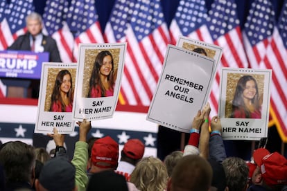 Personas sostienen fotos de Laken Riley en un mitin de campaña de Donald Trump en Georgia, el 9 de marzo de 2024.