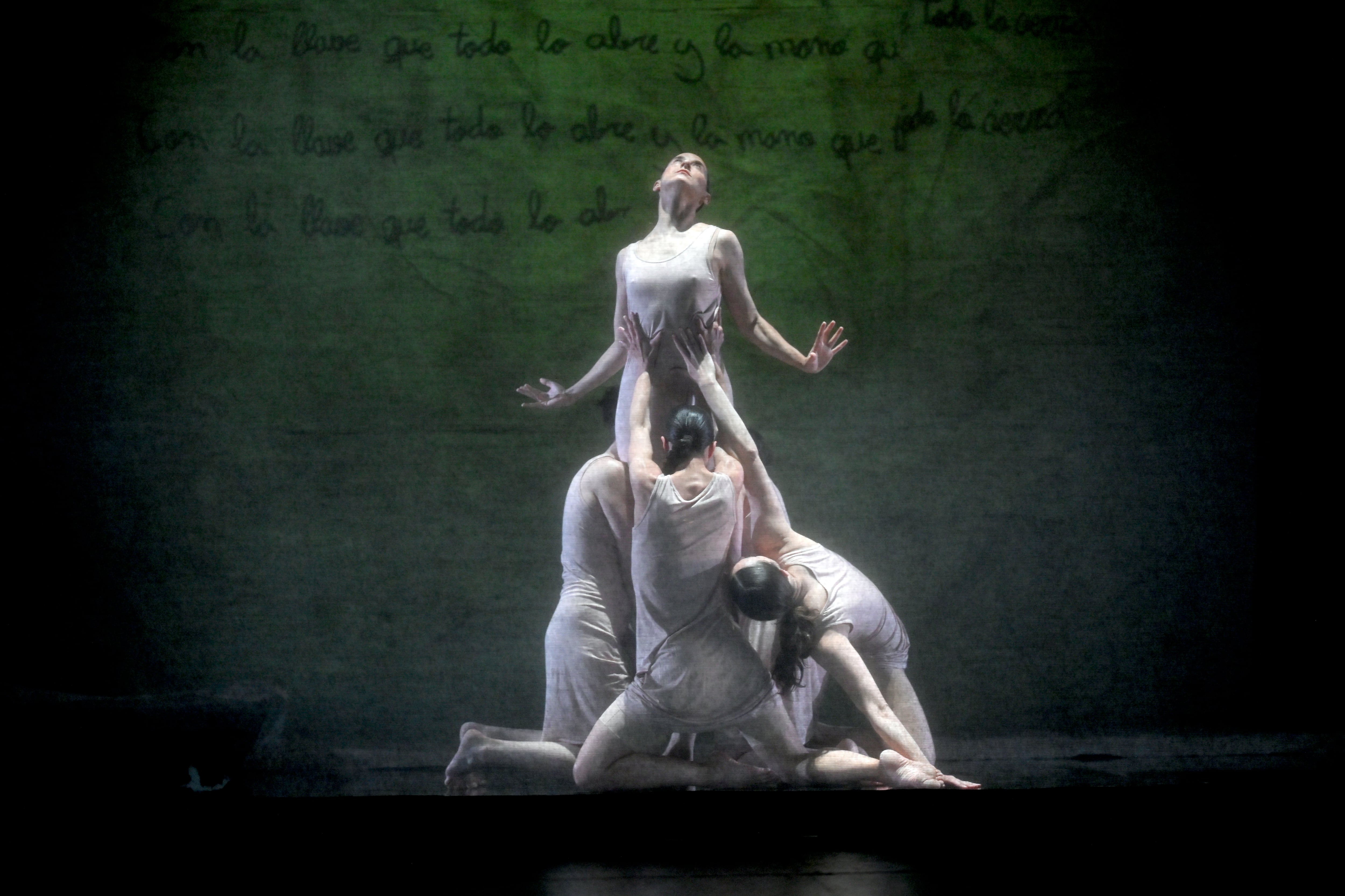 ‘Las hijas de Bernarda’ bailan en el Palau de les Arts con textos de la directora de cine Paula Ortiz