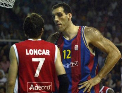 Loncar y Dueñas, en la final de la Liga ACB en 2004 entre el Barcelona y el Estudiantes