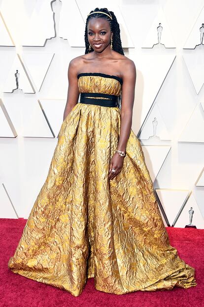 Danai Gurira, de Black Panther, brilló con un diseño dorado palabra de honor, de Brock Collection.