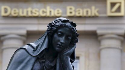 Una estatua delante de una sede del Deutsche Bank en Frankfurt.