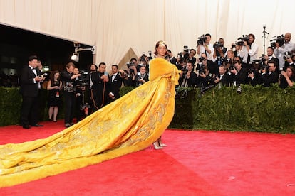 Emperatriz RiRi liderando la alfombra roja y acaparando todos los flashes.