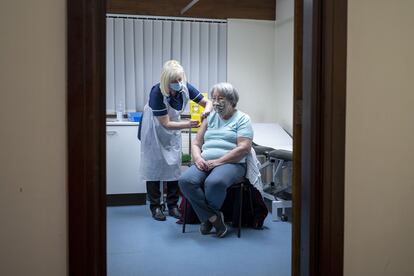 Una enfermera administra una dosis de la vacuna de Oxford y AstraZeneca en un hospital de Gales (Reino Unido) a principios de enero.