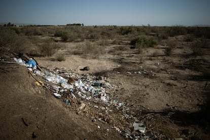 Basura abandonada junto al lecho seco del río Colorado.