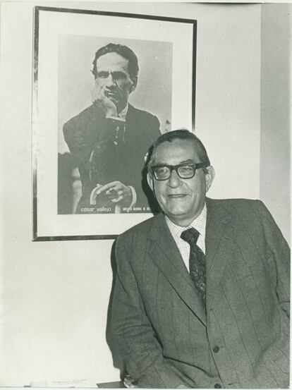 Luis Rosales con retrato de Vallejo al fondo en su oficina de Cuadernos Hispanoamericanos.