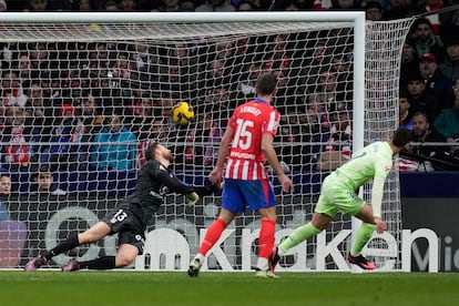 Ferran Torres marca el gol del empate a dos tras un certero cabezazo en el duelo entre el Atlético y el Barça (2-4) disputado este domingo en el Metropolitano,