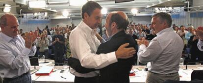 José Luis Rodríguez Zapatero felicita a Alfredo Pérez Rubalcaba en presencia de Manuel Chaves  y José Blanco.