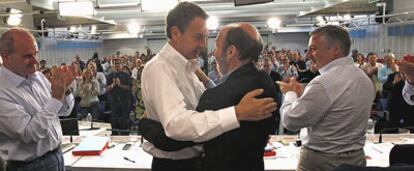José Luis Rodríguez Zapatero felicita a Alfredo Pérez Rubalcaba en presencia de Manuel Chaves y José Blanco.