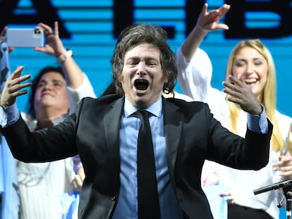 El economista ultraliberal Javier Milei, líder de La libertad avanza, celebra su elección como diputado argentino en el estadio Luna Park.