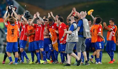 Chile aplaude a la afición tras vencer a Australia.