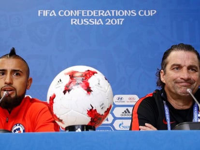 Arturo Vidal y Juan Antonio Pizzi, ayer en la conferencia de prensa.