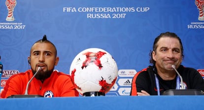 Arturo Vidal y Juan Antonio Pizzi, ayer en la conferencia de prensa.