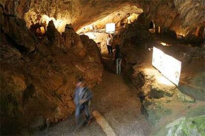 El primer tramo de las cuevas de Santimamiñe, el acceso que da paso a la cámara de las pinturas rupestres.