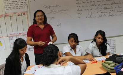 Escuela a tiempo completo, en El Salvador.