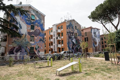 Murales en los edificios de San Basilio, en la periferia de Roma, un barrio relacionado con el tráfico de drogas.