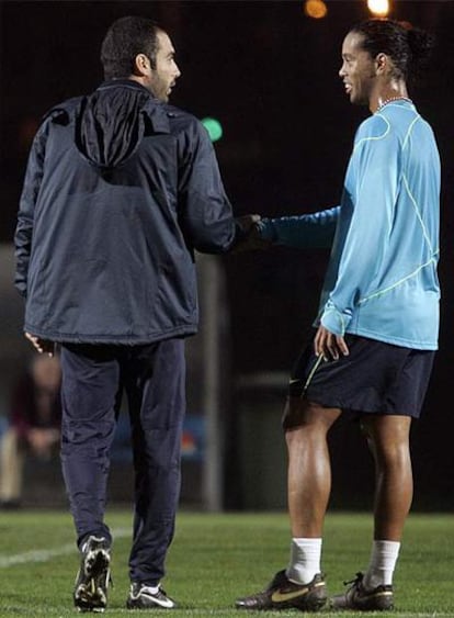 Guardiola y Ronaldinho en un entrenamiento entre el Barça y el Barça B de la temporada pasada