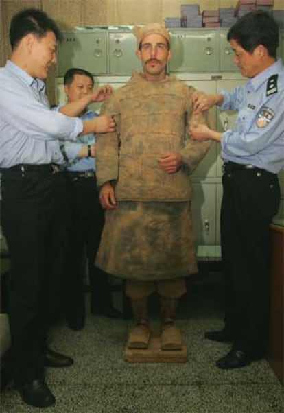 El alemán Pablo Wendel, disfrazado de soldado de terracota.