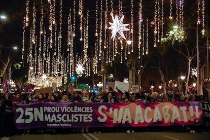 Manifestación por el 25-N por la avenida Diagonal de Barcelona, este sábado.
