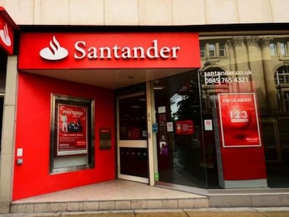 Oficina de Banco Santander, en una imagen de archivo,