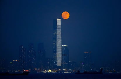 A Lua sobre o edifício Vitória Habour de Hong Kong (China).