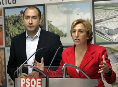 El alcalde de elche, Alejandro Soler, con la secretaria del PSPV de Alicante, Ana Barceló