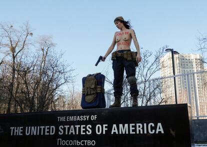 Una activista del movimiento de mujeres FEMEN posa frente a la embajada de Estados Unidos en Kiev (Ucrania). La activista realiza su actuación para denunciar a los diplomáticos de la embajada de EE.UU. por dejar Kiev, lo que hizo que otras embajadas también abandonarán la capital ucraniana en medio de las tensiones por las tropas rusas cerca de la frontera entre Ucrania y Rusia.