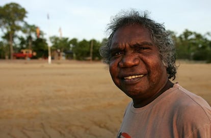 El cantante Mandawuy Yunupingu en la reserva de Arnhem Land, en 2005.