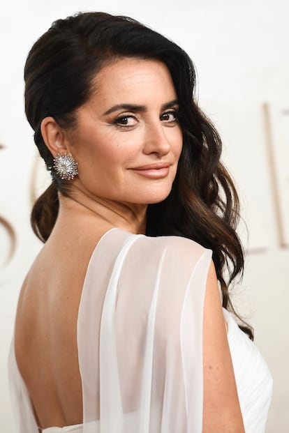 La actriz española, ganadora del Oscar a mejor actriz de reparto en 2009 por 'Vicky Cristina Barcelona' y nominada a una de estas estatuillas en otras tres ocasiones, llevó la melena suelta con un recogido lateral y ondas.