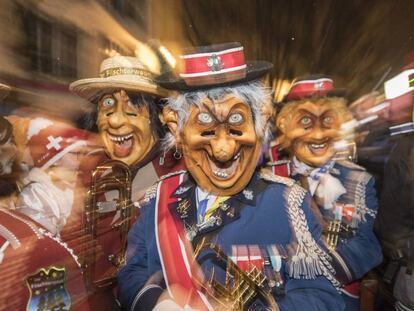Una banda de música disfrazada de los protagonistas del carnaval desfila por las calles de Lucerne durante el "Urknall", que marca el inico del Carnaval de Lucerne (Suiza), el 8 de febrero de 2018. Este carnaval tiene como protagonistas la figura del así llamado Fritschi, un hombre mayor, con su mujer conocida como Fritschene, y el Fritschikind o hijo del Fritschi.