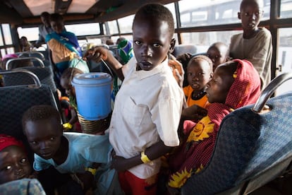 Un niño refugiado sudanés busca asiento en un autobús de ACNUR. Más del 60% de losrefugiados sudaneses son menores de edad. Muchos viajan solos, en busca de un lugar mejor donde vivir y de la oportunidad de continuar sus estudios en el Sudán del Sur.
